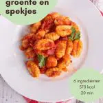 Snel gnocchi recept met tomatensaus en spekjes. Dit gezonde avondeten recept zit boordevol groente en staat binnen 20 minuten op tafel.