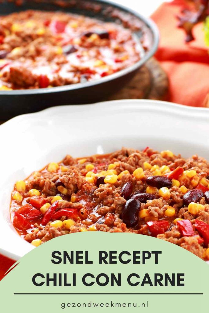 Simpel recept voor zelfgemaakte chili con carne zonder pakje. De lekkerste chili con carne maken is heel eenvoudig met dit snelle recept voor je eigen chili con carne kruidenmix. Serveer de chili con carne met rijst of bloemkoolrijst (voor een koolhydraatarme avondmaaltijd).