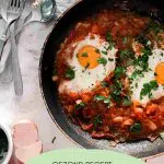 Heerlijke en gezonde shakshuka met gehakt en aubergine. Dit shakshuka recept zit boordevol groenten en staat binnen 30 minuten op tafel. Serveer de shakshuka met (bloemkool)rijst of met knapperige ciabattabroodjes.