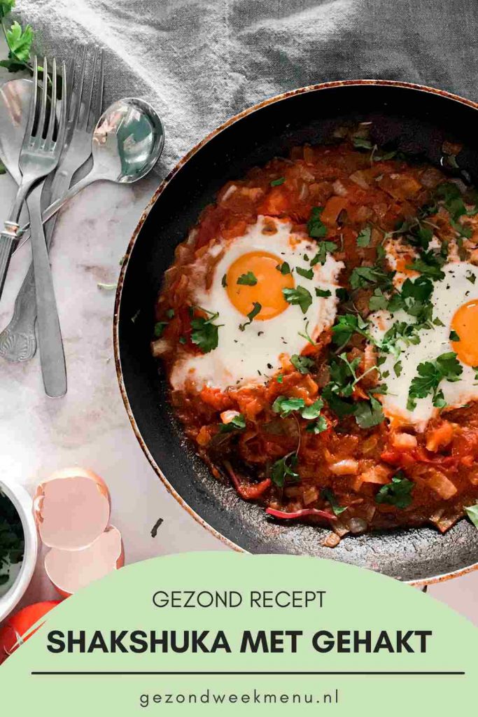 Heerlijke en gezonde shakshuka met gehakt en aubergine. Dit shakshuka recept zit boordevol groenten en staat binnen 30 minuten op tafel. Serveer de shakshuka met (bloemkool)rijst of met knapperige ciabattabroodjes.