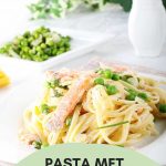 Heerlijke pasta pesto zalm recept met lekker veel groene groenten. Een snel en simpel pasta pesto recept dat binnen 20 minuten op tafel staat.