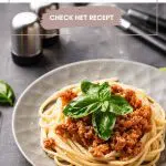 Snelle bolognesesaus met veel groenten. Dit spaghetti bolognese recept is lekker, gezond en staat binnen 30 minuten op tafel.