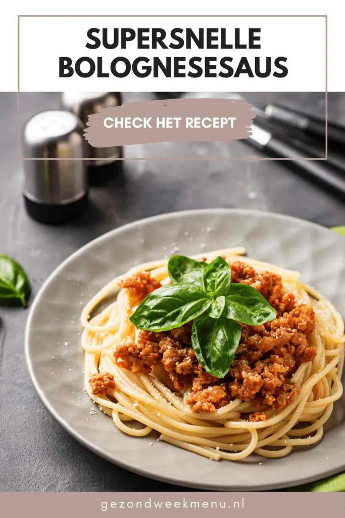 Snelle bolognesesaus met veel groenten. Dit spaghetti bolognese recept is lekker, gezond en staat binnen 30 minuten op tafel.