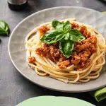 Snelle bolognesesaus met veel groenten. Dit spaghetti bolognese recept is lekker, gezond en staat binnen 30 minuten op tafel.