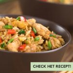 Makkelijk recept voor rijst met kip en groenten. Serveer met zelfgemaakte satésaus die je in 5 minuten maakt met maar 3 ingrediënten.