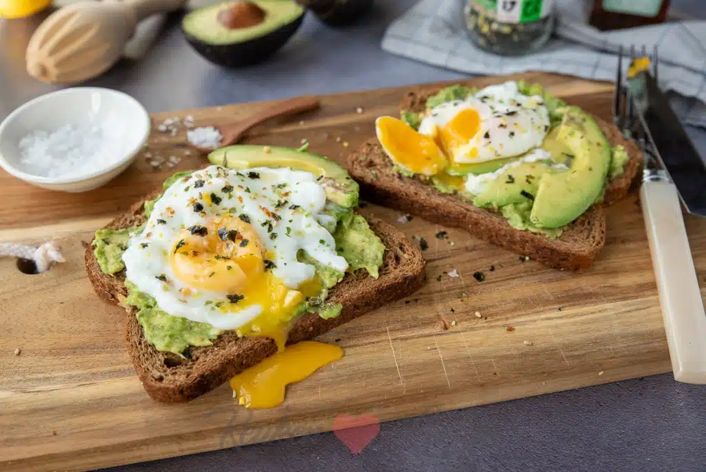 Avocado-toast-met-gepocheerd-ei-5738